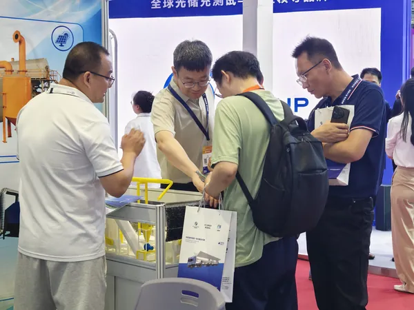 Shanshui team and visitors at SNEC PV+ 2026