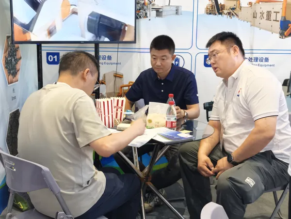 Shanshui team and visitors at SNEC PV+ 2026