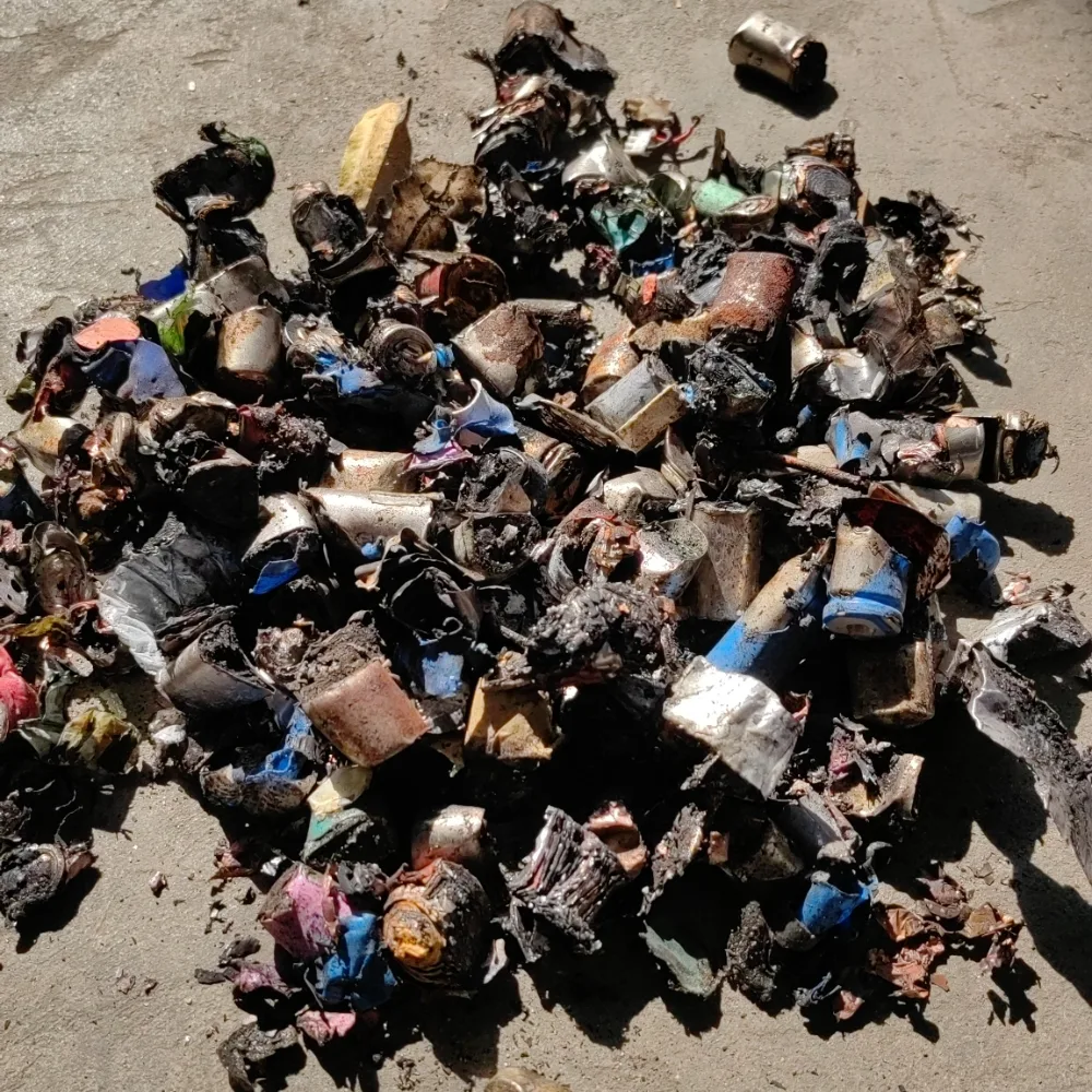 Terfynellau positif a negatif y batri (wedi'u rhwygo)
